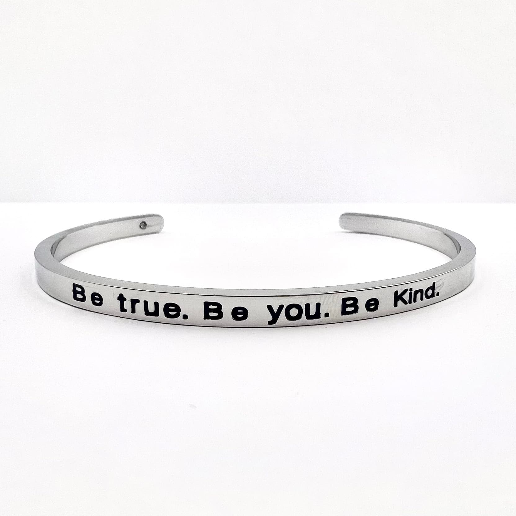 צמיד קשיח “Be true. Be you. Be kind”